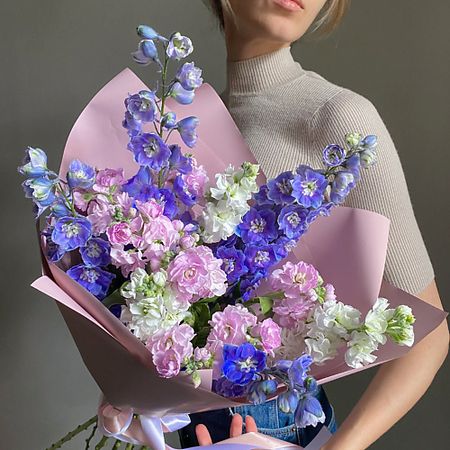 Букет живых цветов VERESK Нежный букет, голубой дельфиниум и ароматная маттиола. Veresk 206