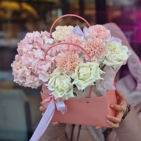 Букет живых цветов KIWIGIFTS Букет цветов живые Розы, Гвоздики, Гортензия