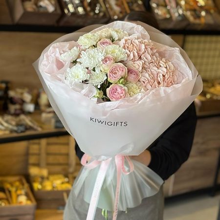 Букет живых цветов KIWIGIFTS Букет цветов живые кустовые розы, гортензии, хризантема, гвоздики