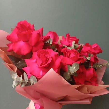 Букет живых цветов АРХБУКЕТ Букет из французских роз с эвкалиптом