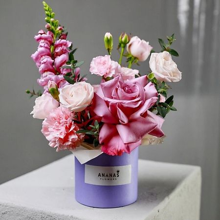 Букет живых цветов ANANAS FLOWERS Авторская сборная композиция в коробке д творчества рыжий кот холст с красками 22х30см по номерам в коробке 16цв милый щенок с ами х 2805