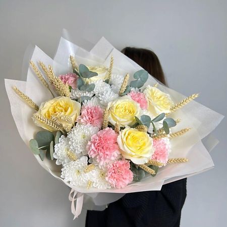 Букет живых цветов FLORES Сливочные пионовидные розы с розовыми диантусами и хризантемами ирина вадимовна зартайская маленький йети с розовыми пятками