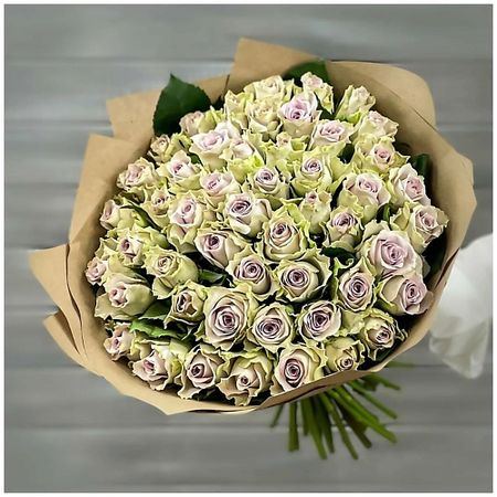 Букет живых цветов БУКЕТ МАРКЕТ ДАРИТЕ С УДОВОЛЬСТВИЕМ Букет из 51 сиреневой розы в крафте Кения 40 см.