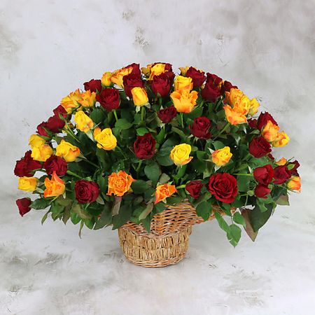 Букет живых цветов БУКЕТ МАРКЕТ ДАРИТЕ С УДОВОЛЬСТВИЕМ 101 желтая и красная роза в корзине, Кения