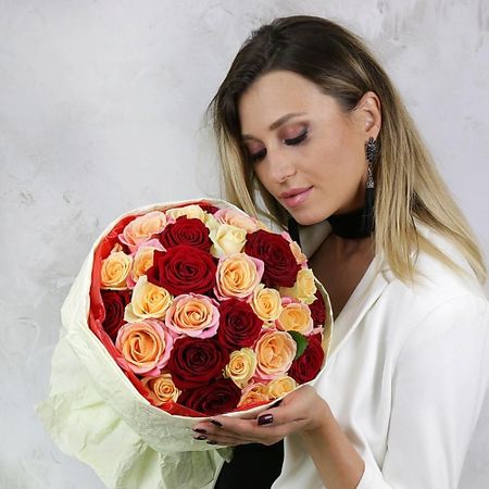 Букет живых цветов БУКЕТ МАРКЕТ ДАРИТЕ С УДОВОЛЬСТВИЕМ Букет из 31 красных и коралловых роз геннадий моисеевич меламед едим с удовольствием