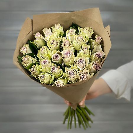 Букет живых цветов БУКЕТ МАРКЕТ ДАРИТЕ С УДОВОЛЬСТВИЕМ Букет из 31 сиреневой розы в крафте Кения 40 см