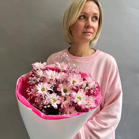 Букет живых цветов РЯБИНА ЦВЕТОЧНАЯ МАСТЕРСКАЯ Розовый букет из ромашек и гипсофилы