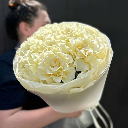 Букет живых цветов VIBE СТУДИЯ ЦВЕТОВ И ПОДАРКОВ Букет из 7 белых французских вывернутых роз