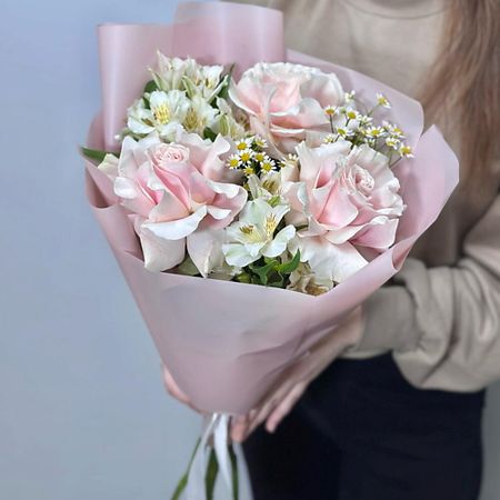 Букет живых цветов VIBE СТУДИЯ ЦВЕТОВ И ПОДАРКОВ Букет с французскими розами, альстромерией и ромашками