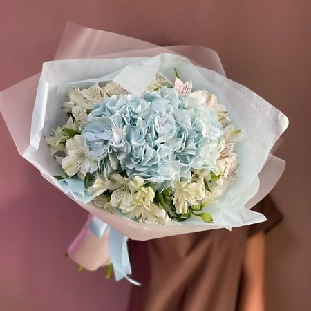Букет живых цветов VIBE СТУДИЯ ЦВЕТОВ И ПОДАРКОВ Авторский букет «Нежное облако»