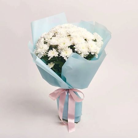 Букет живых цветов AZALIANOW ЦВЕТЫ. ПОДАРКИ. ДЕКОР Букет из 11 кустовых белых хризантем в голубой упаковке
