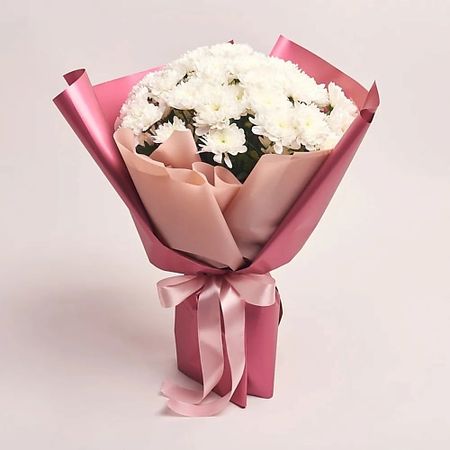 Букет живых цветов AZALIANOW ЦВЕТЫ. ПОДАРКИ. ДЕКОР Букет из 11 кустовых белых хризантем в малиновой упаковке