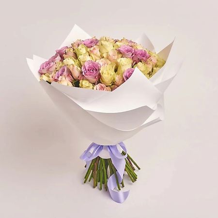 Букет живых цветов AZALIANOW ЦВЕТЫ. ПОДАРКИ. ДЕКОР Букет из 51 разноцветной розы в белой пленке