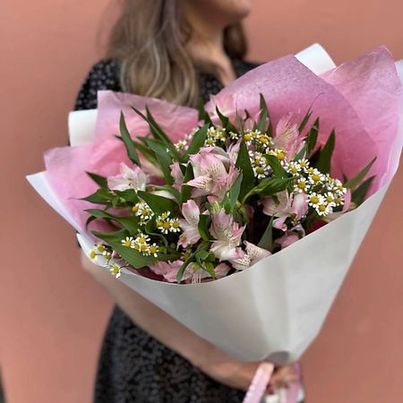 Букет живых цветов РЯБИНА ЦВЕТОЧНАЯ МАСТЕРСКАЯ Букет из альстромерии с полевыми ромашками