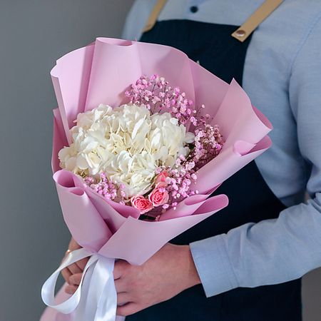 Букет живых цветов ЦВЕТНИК ЦВЕТЫ И ПОДАРКИ Нежный букет с гортензией