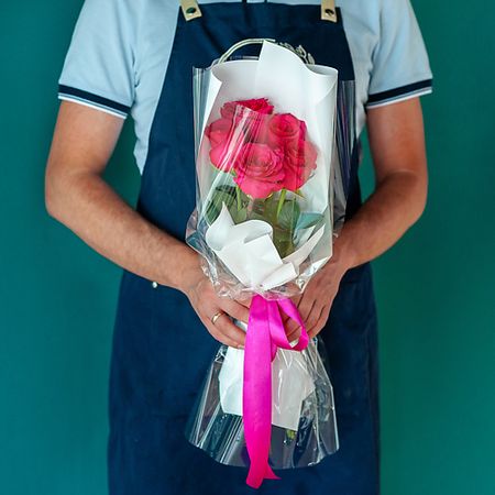 Букет живых цветов ЦВЕТНИК ЦВЕТЫ И ПОДАРКИ Букет из 5 малиновых роз Эквадор в оформлении