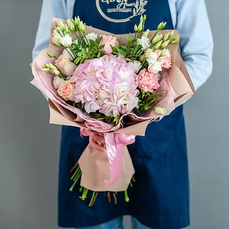 Букет живых цветов ЦВЕТНИК ЦВЕТЫ И ПОДАРКИ Нежный букет с гортензией и лизиантусами