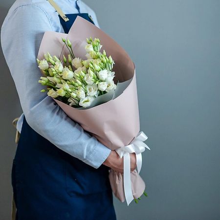 Букет живых цветов ЦВЕТНИК ЦВЕТЫ И ПОДАРКИ Букет лизиантусов Нежный