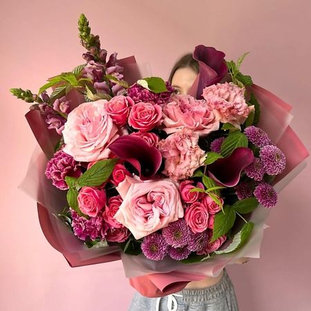 Букет живых цветов ЗАЦВЕТАЙ. ЦВЕТОЧНЫЙ БУТИК Авторский премиум букет «Сливовый пирог» с каллами и розами