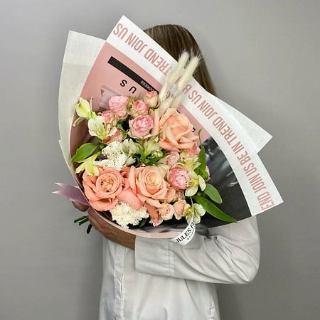 Букет живых цветов JULES FLOWER ATELIER «Абрикосовый джем» букет с розой кахала, мадам бомбастик