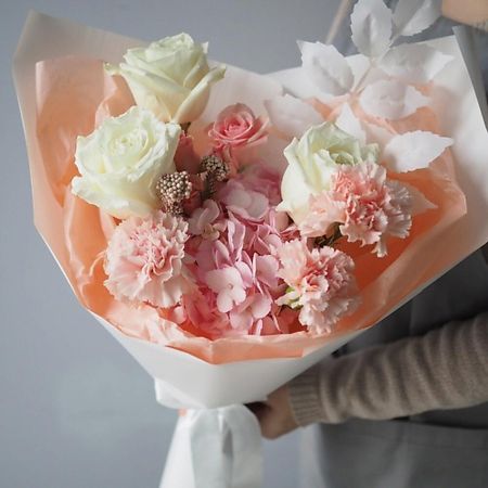 Букет живых цветов ДАРИ ЦВЕТЫ Авторский букет в персиковых оттенках