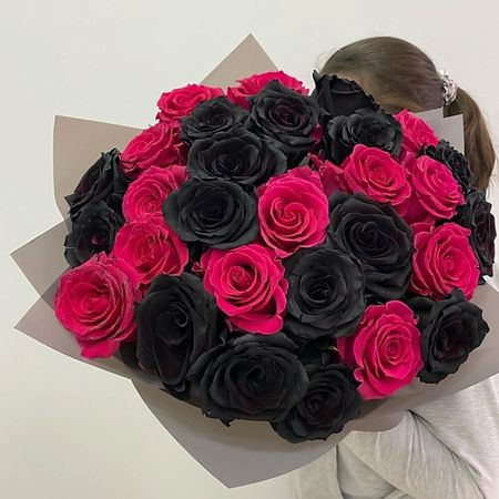 Букет живых цветов ДАРИ ЦВЕТЫ Букет с малиновыми и розовыми розами микс