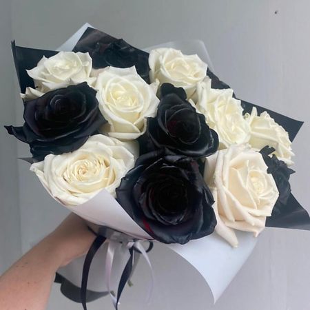Букет живых цветов ДАРИ ЦВЕТЫ Букет из 13 черных и белых роз