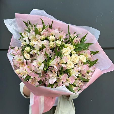 Букет живых цветов ДАРИ ЦВЕТЫ Букет с кустовыми розами и альстромерией