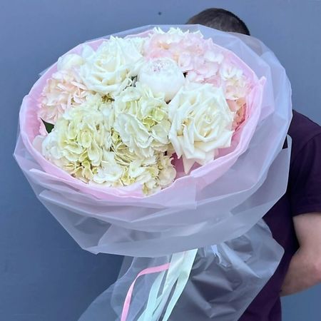 Букет живых цветов ДАРИ ЦВЕТЫ Воздушный букет из гортензий и роз