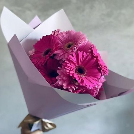 Букет живых цветов ДАРИ ЦВЕТЫ Монобукет из розовых гербер