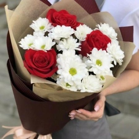 Букет живых цветов ДАРИ ЦВЕТЫ Букет розы с хризантемами