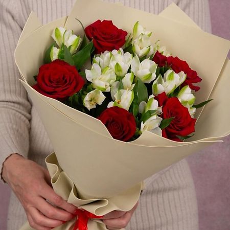 Букет живых цветов ДАРИ ЦВЕТЫ Букет из красных роз и альстремерий