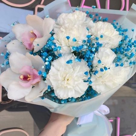 Букет живых цветов ДАРИ ЦВЕТЫ Букет орхидея с диантусами и гипсофилой