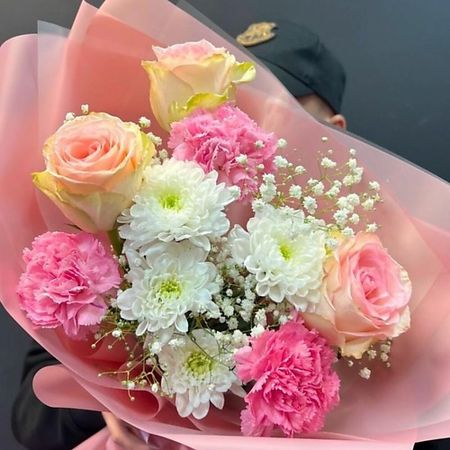 Букет живых цветов ДАРИ ЦВЕТЫ Авторский букет с розами и диантусами