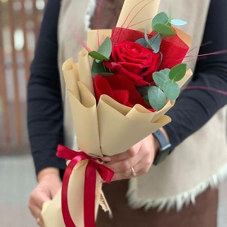 Букет живых цветов ДАРИ ЦВЕТЫ Розочка с эвкалиптом комплимент