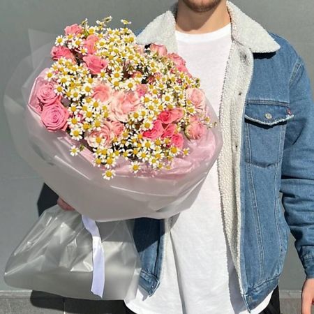 Букет живых цветов ДАРИ ЦВЕТЫ Ромашки с кустовыми розами в упаковке