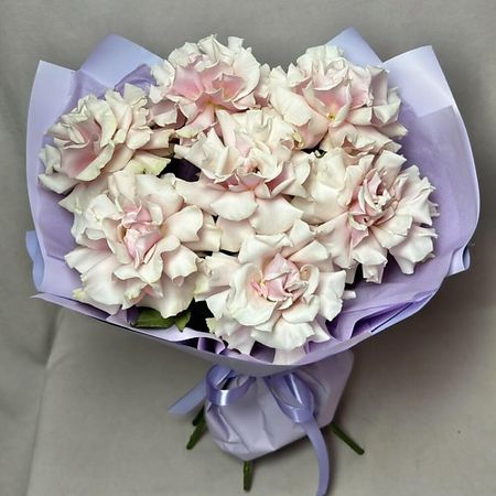 Букет живых цветов ДАРИ ЦВЕТЫ 7 французских роз в сиреневом оформлении