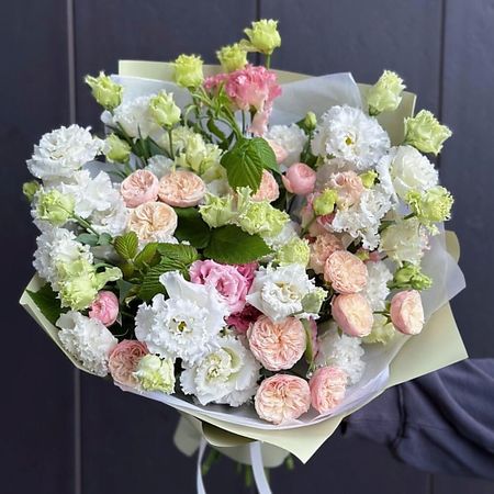 Букет живых цветов ДАРИ ЦВЕТЫ Букет из эустомы и кустовой пионовидной розы