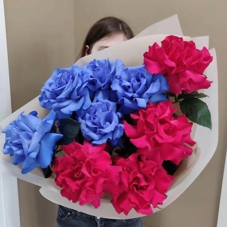 Букет живых цветов ДАРИ ЦВЕТЫ Букет из синих и малиновых французских роз