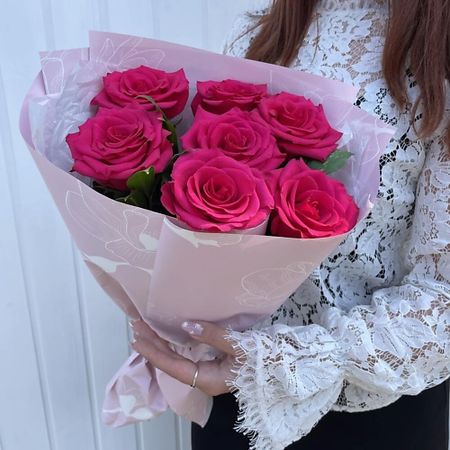 Букет живых цветов ДАРИ ЦВЕТЫ Букет из розовых роз с рускусом