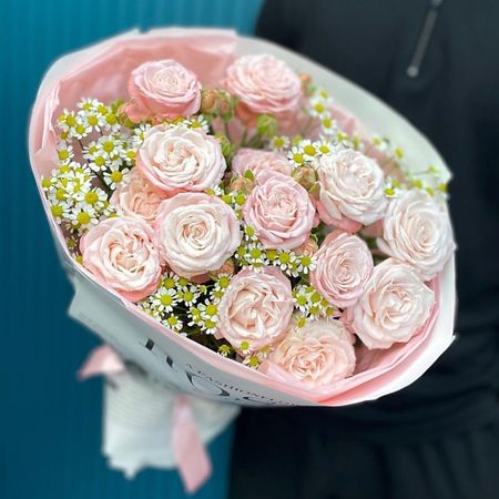 Букет живых цветов ДАРИ ЦВЕТЫ Букет из кустовой розы и очаровательных ромашек