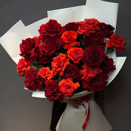Букет живых цветов ДАРИ ЦВЕТЫ Букет гигант Страсть из французских роз