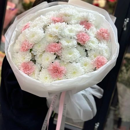 Букет живых цветов ДАРИ ЦВЕТЫ Диантусы с хризантемой в нежном букете