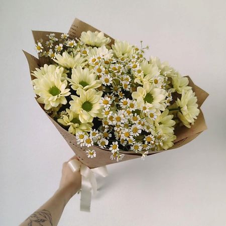 Букет живых цветов ДАРИ ЦВЕТЫ Летний букет с ромашками и лимонной хризантемой