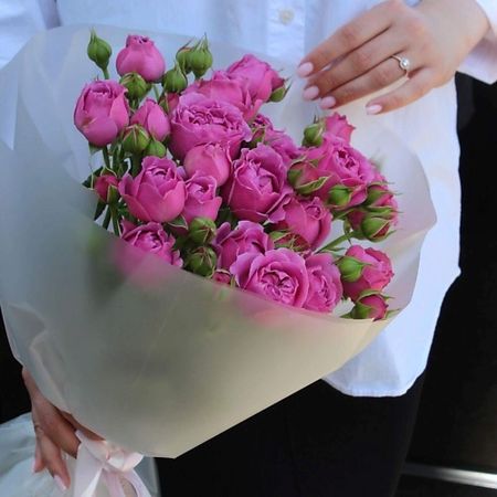 Букет живых цветов ДАРИ ЦВЕТЫ Монобукет из розовых кустовых роз