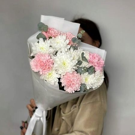 Букет живых цветов ДАРИ ЦВЕТЫ Милый букет из пушистых хризантем и розовых диантусов