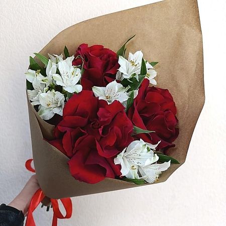 Букет живых цветов ДАРИ ЦВЕТЫ Французские розы и альстромерии в крафте