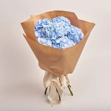 Букет живых цветов AZALIANOW ЦВЕТЫ. ПОДАРКИ. ДЕКОР Букет из 7 голубых гортензий в крафте
