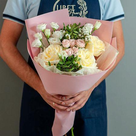 Букет живых цветов ЦВЕТНИК ЦВЕТЫ И ПОДАРКИ Букет с садовой розой, лизиантусом и кустовой розой