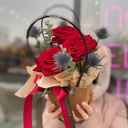 Букет живых цветов KIWIGIFTS Букет цветов живые Розы, Эвкалипт, Эрингиум